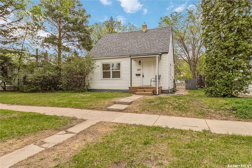 Property Photo: 1416 C Avenue N SK S7L 1L1