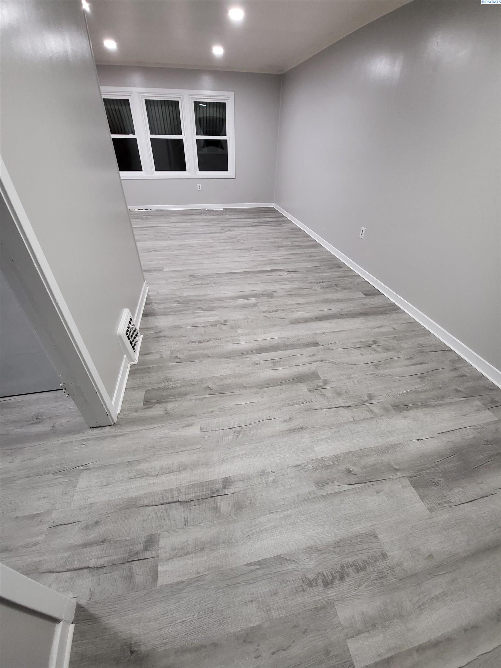 Property Photo: 400/402 Barth WA 99352
