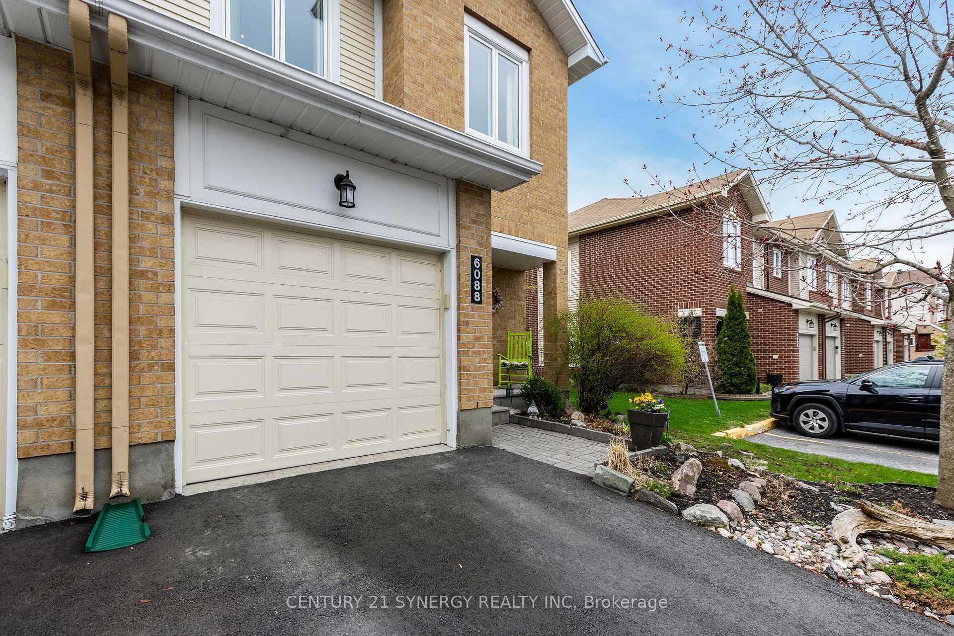 Property Photo: 6088 Red Willow Drive 18 ON K1C 7J6
