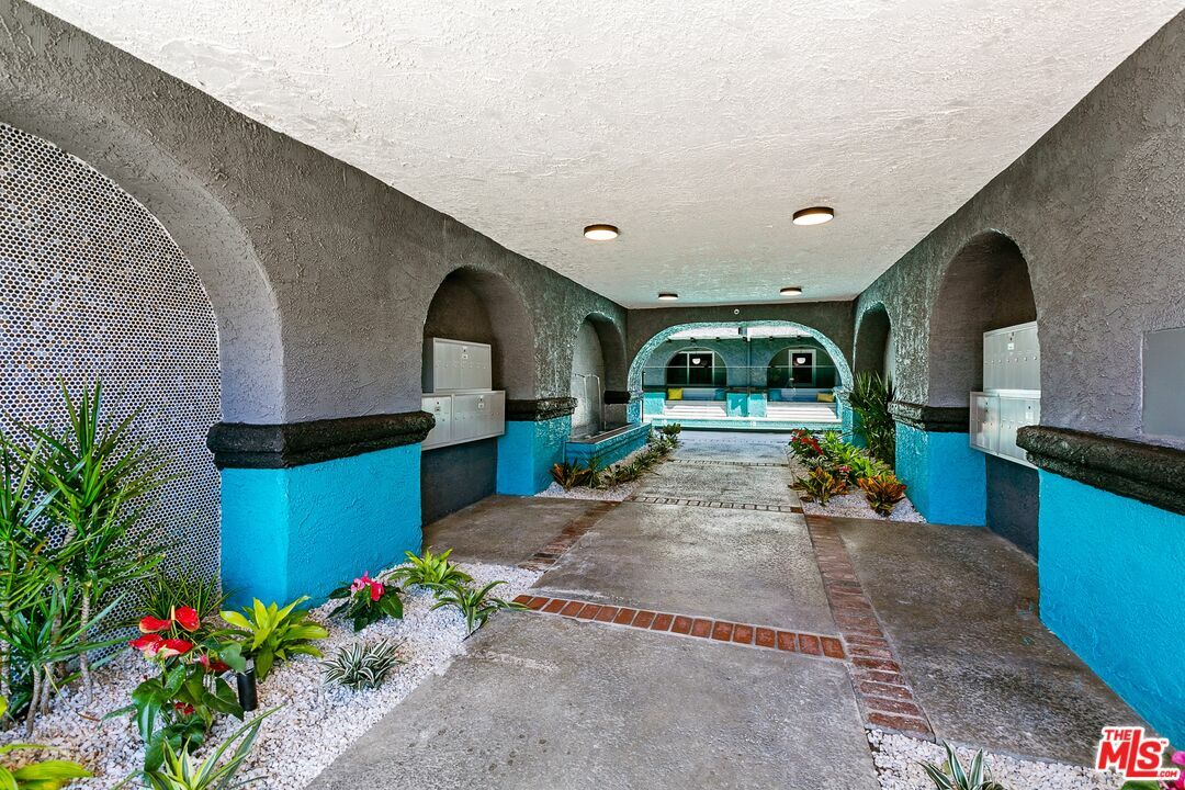 Property Photo: 6640 Woodley Ave CA 91406