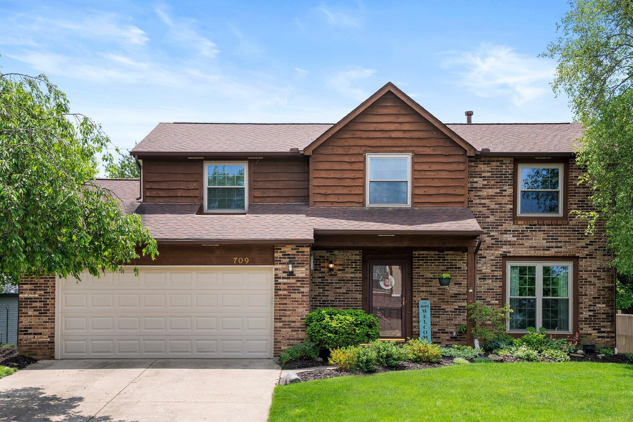 Property Photo: 709 Hunters Run OH 43230