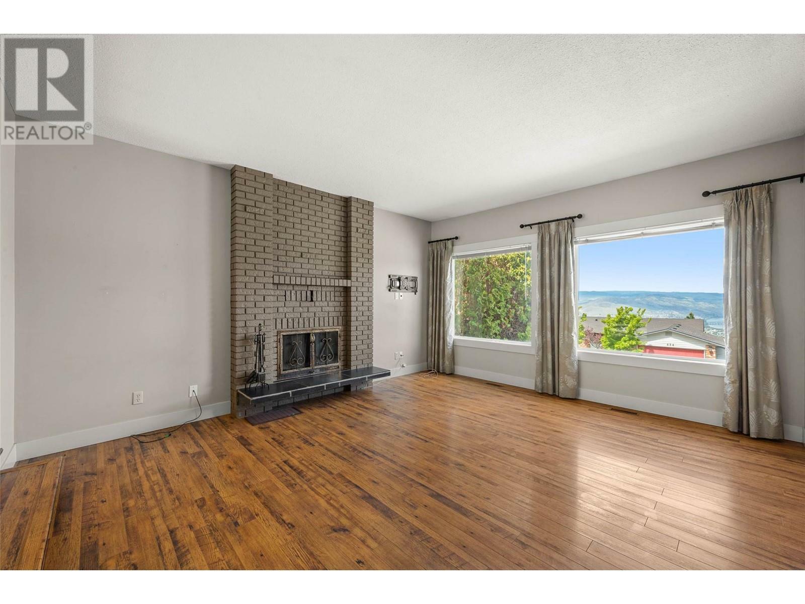 Property Photo: 429 Gleneagles Drive BC V2E 1Y4