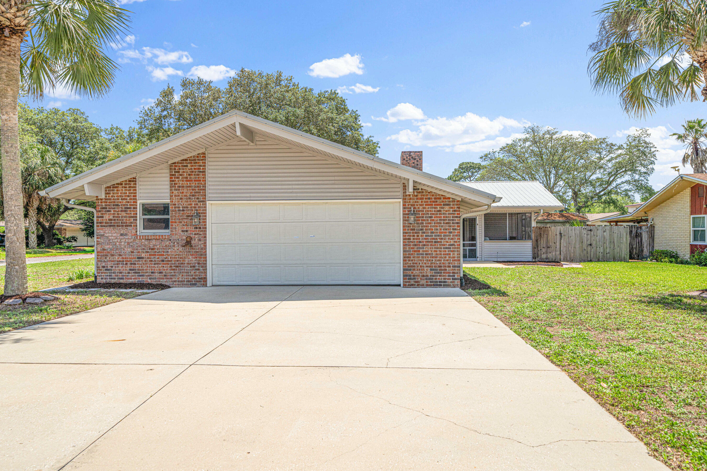 Property Photo: 1501 Royal Palm Drive FL 32578