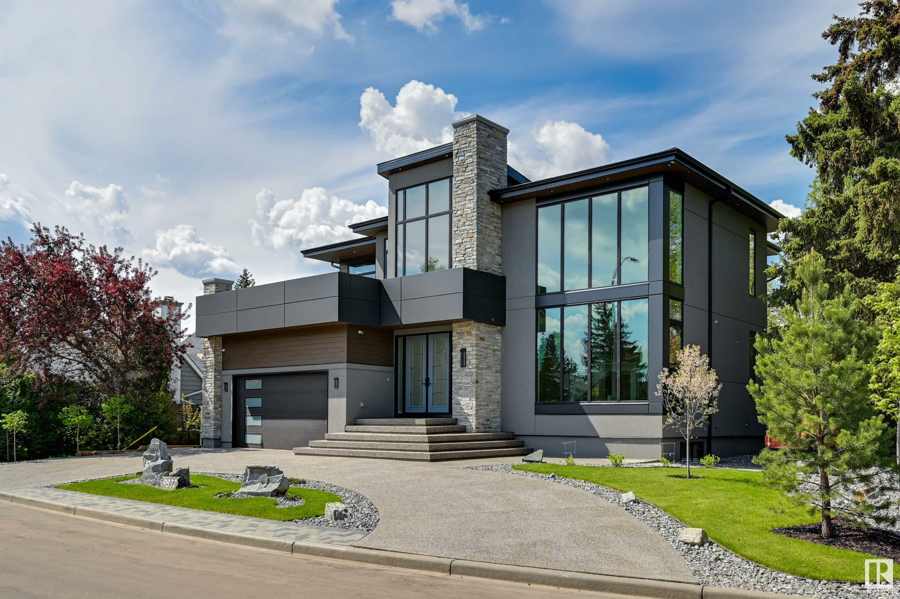 Photo de la propriété:  9832 142 Street NW  AB T5N 2N4 