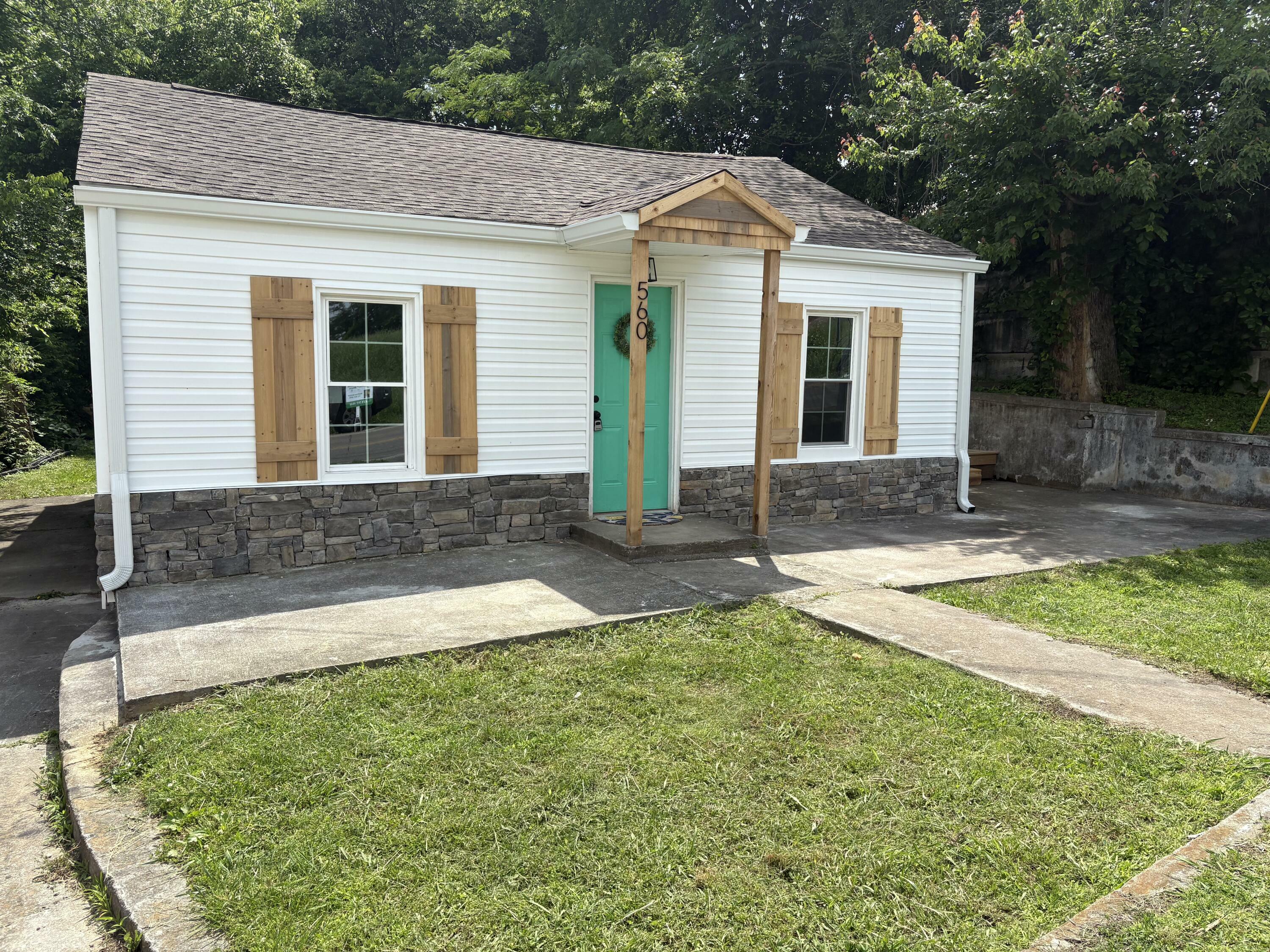 Property Photo: 560 8th Street NE TN 37311