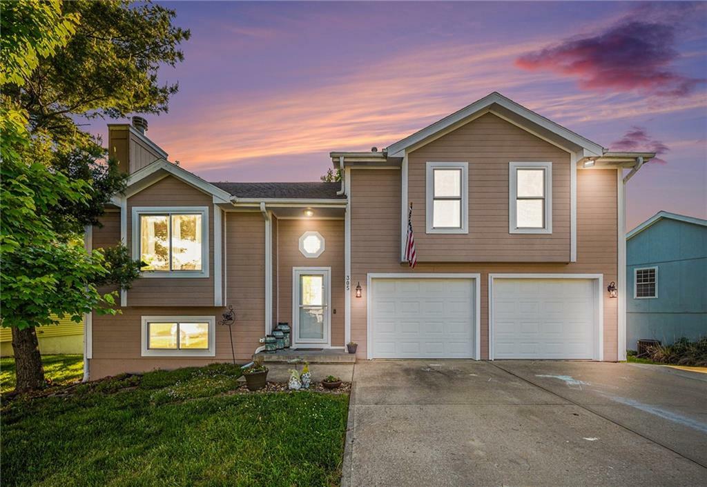 Property Photo:  305 Crimson Court  MO 64429 