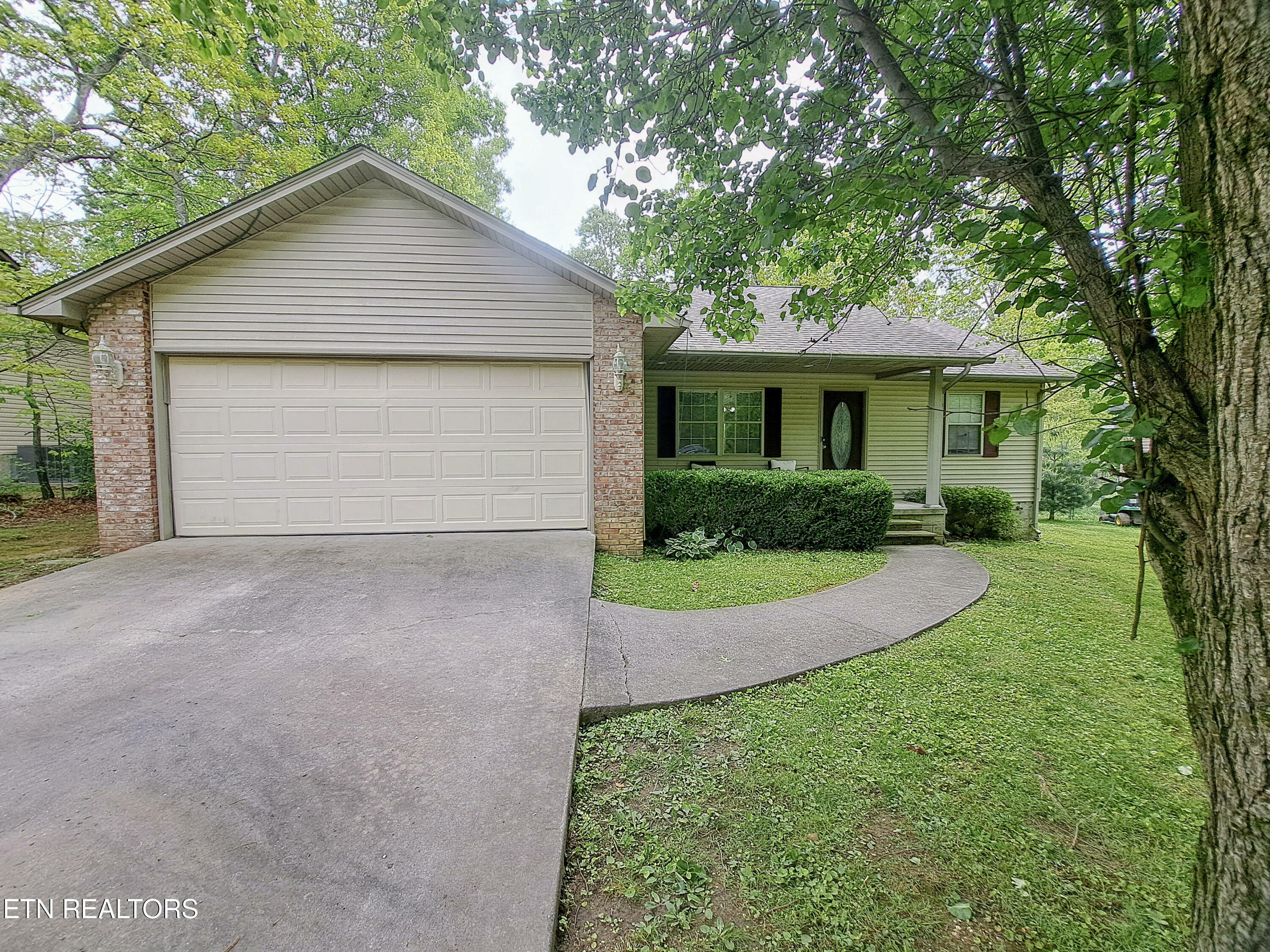 Property Photo: 2040 Menasha Drive TN 38572