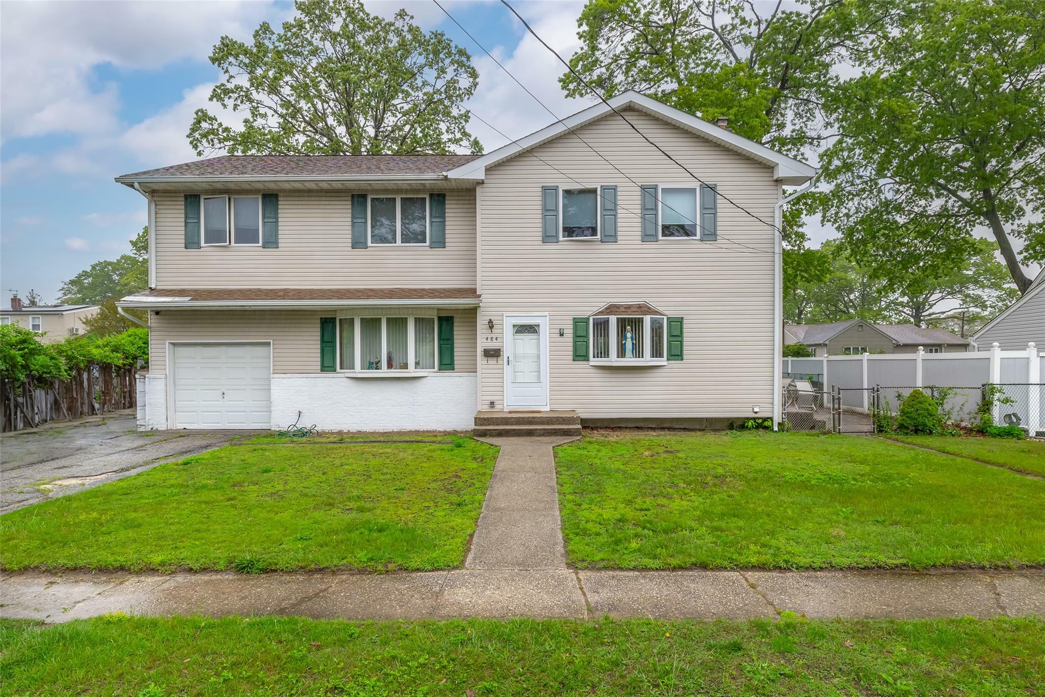 484 N Fulton Avenue  Lindenhurst NY 11757 photo