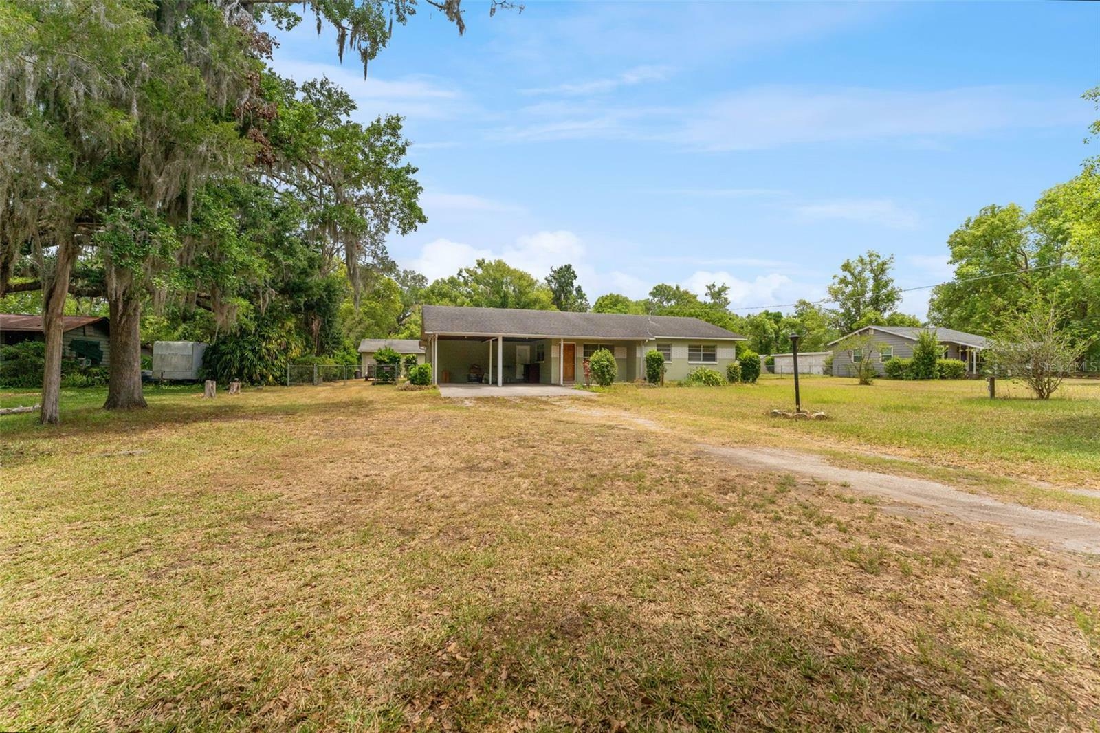 Property Photo: 1609 S Valrico Road FL 33594