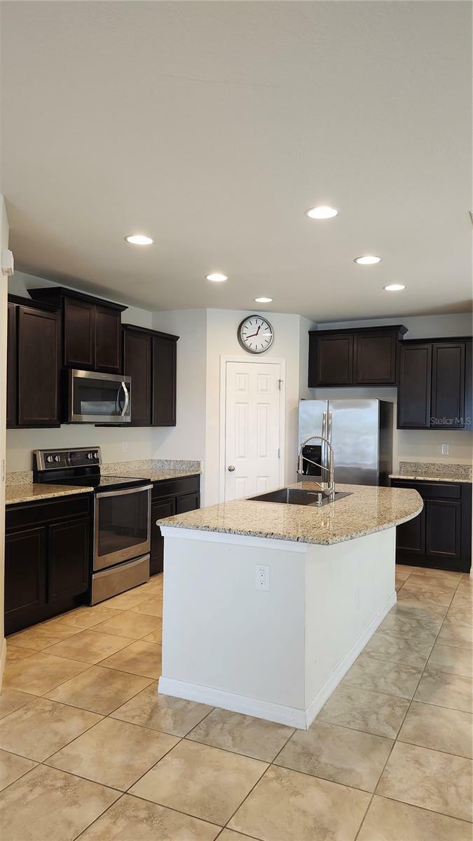 Property Photo: 4830 Chatterton Way FL 33578
