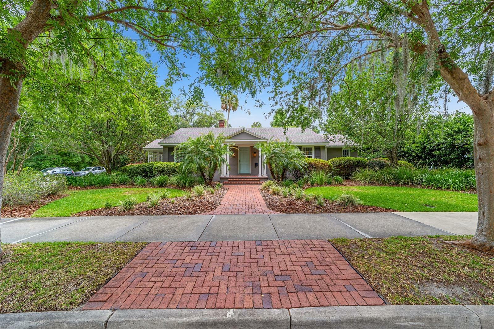 Property Photo: 415 NE 5th Avenue FL 32601