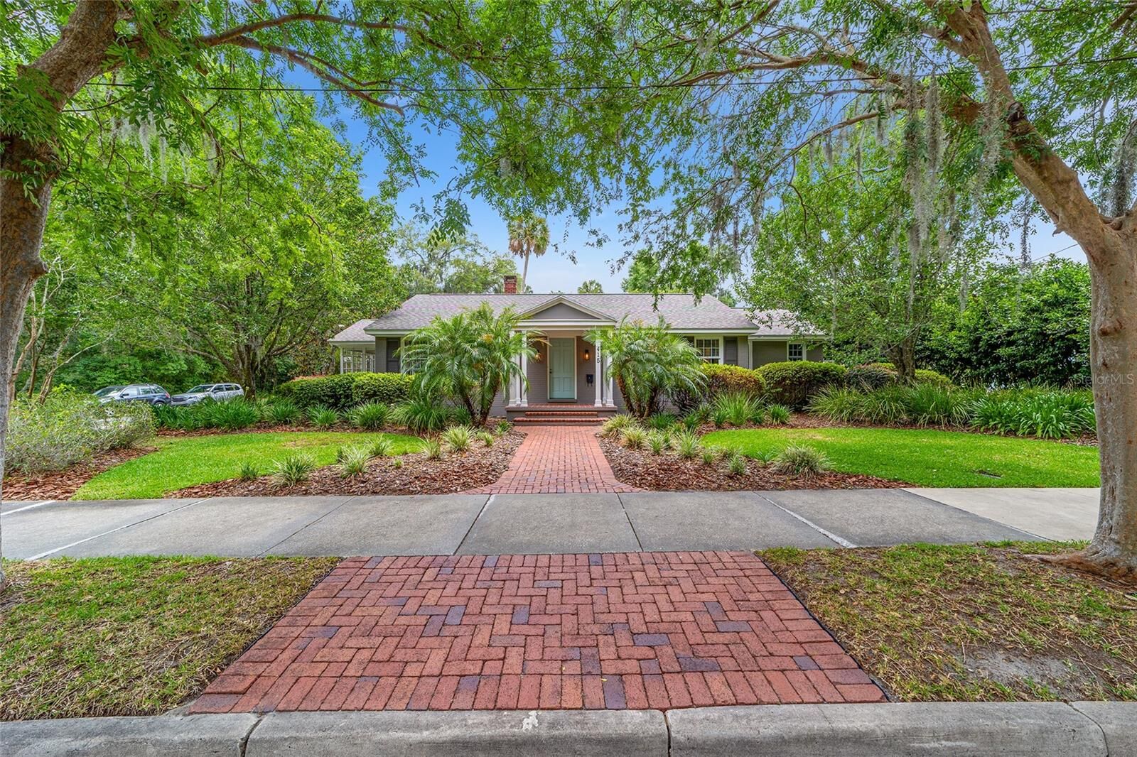 Property Photo: 415 NE 5th Avenue FL 32601