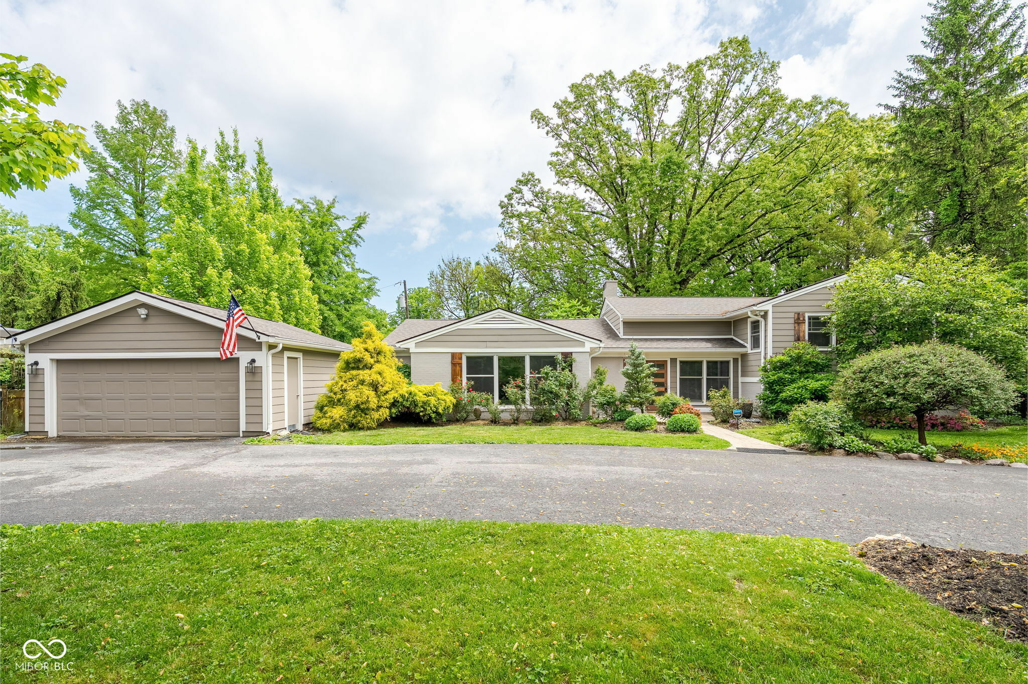 Property Photo: 140 Meridian Hills Boulevard IN 46260