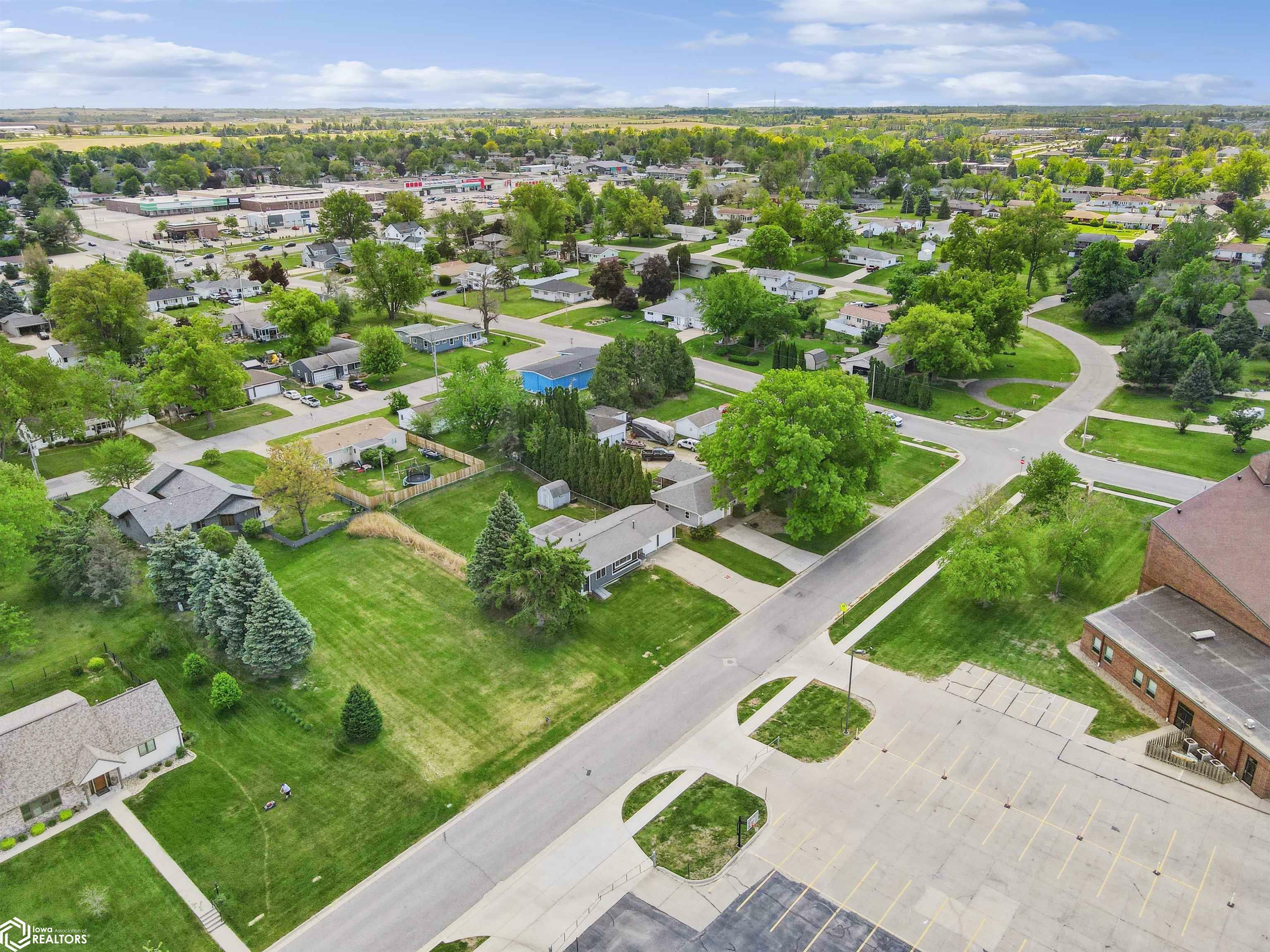 Property Photo: 1606 Crestview Drive IA 50158