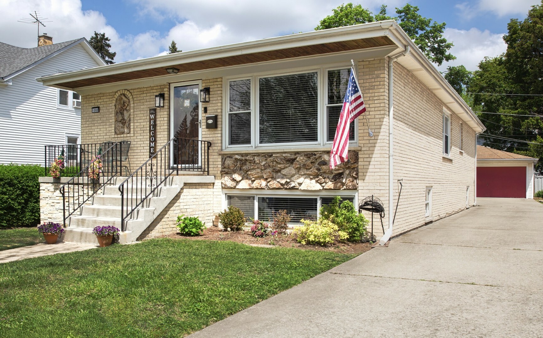 Property Photo: 1080 E Prairie Avenue IL 60016