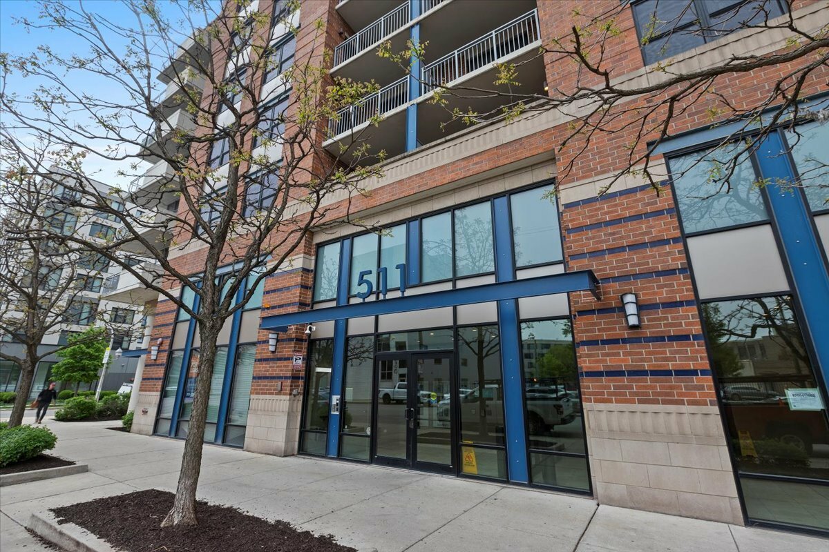 Property Photo: 511 W Division Street 412 IL 60610