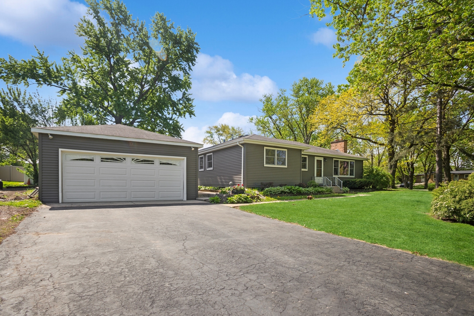Property Photo: 133 Maple Court IL 60108
