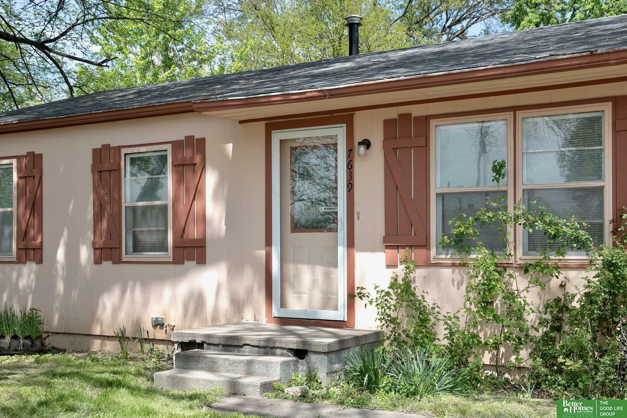 Property Photo: 7639 S 39 Avenue NE 68147