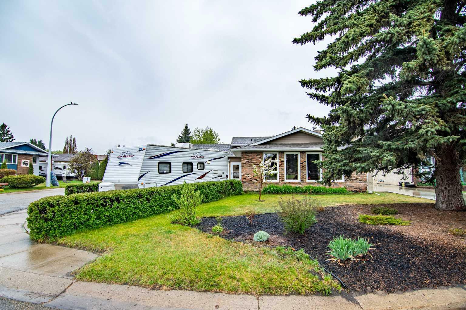 Property Photo: 41 Willow Crescent AB T4L 1V3