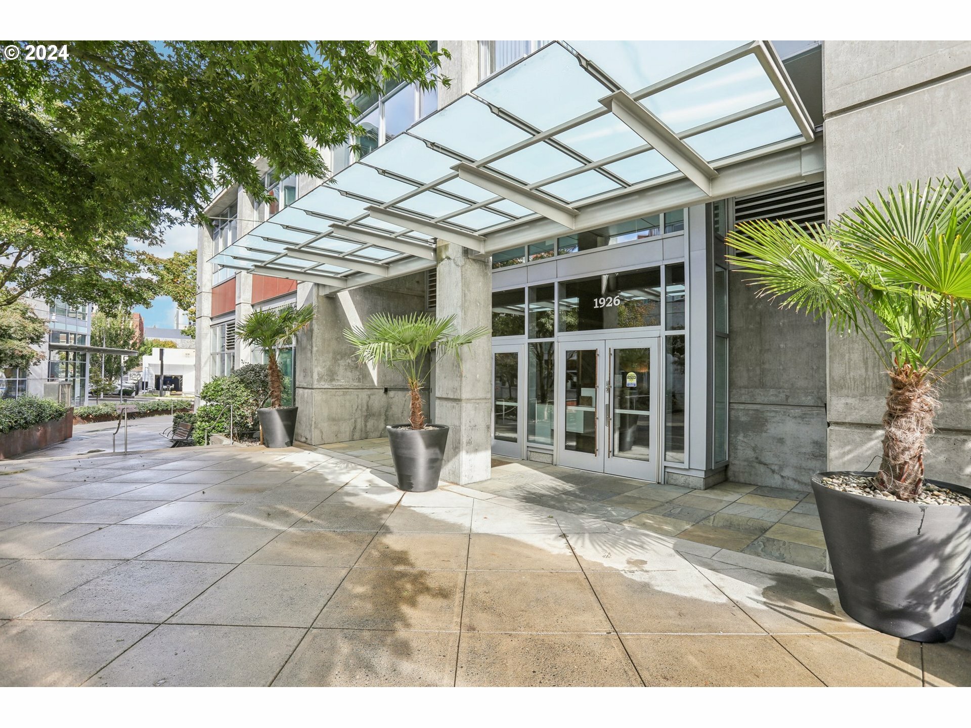 Property Photo: 1926 W Burnside St 606 OR 97209