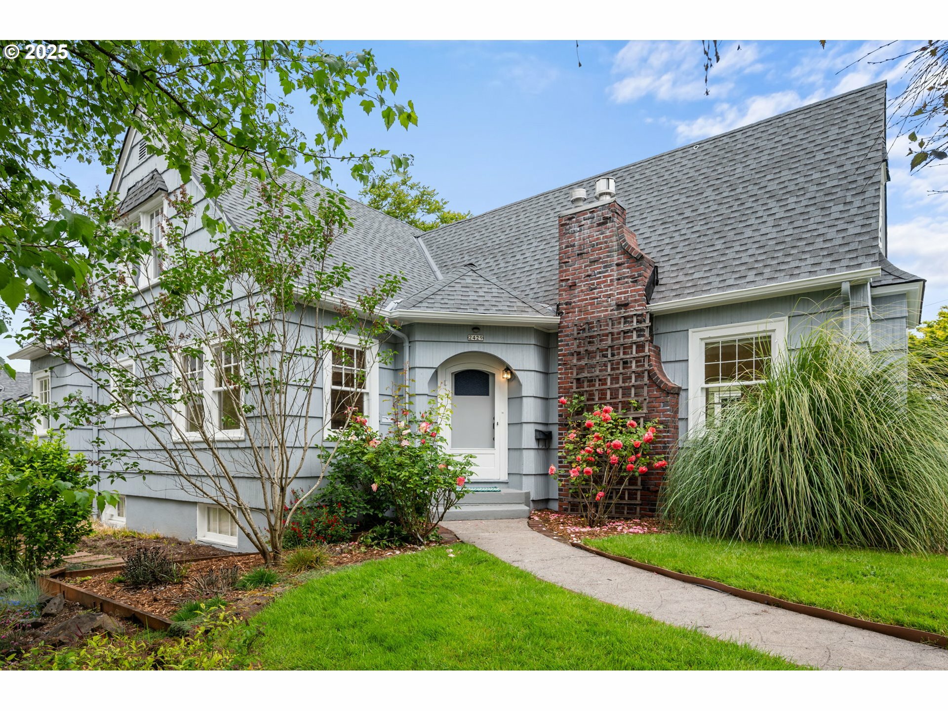 Property Photo:  2429 SE Harrison St  OR 97214 