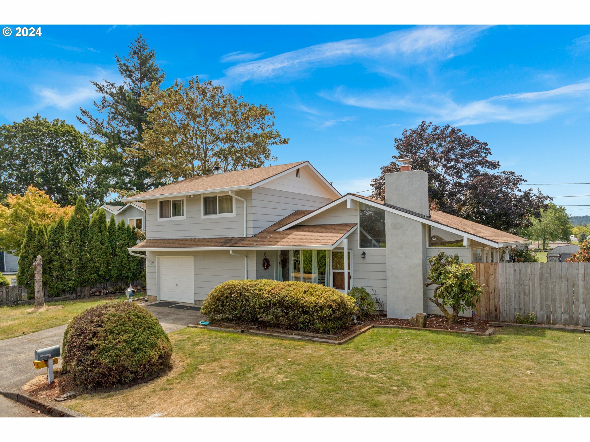 Property Photo: 12836 SE Gladstone St OR 97236