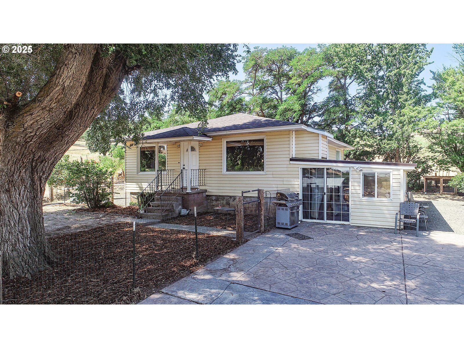 Property Photo:  4900 7 Mile Hill Rd  OR 97058 