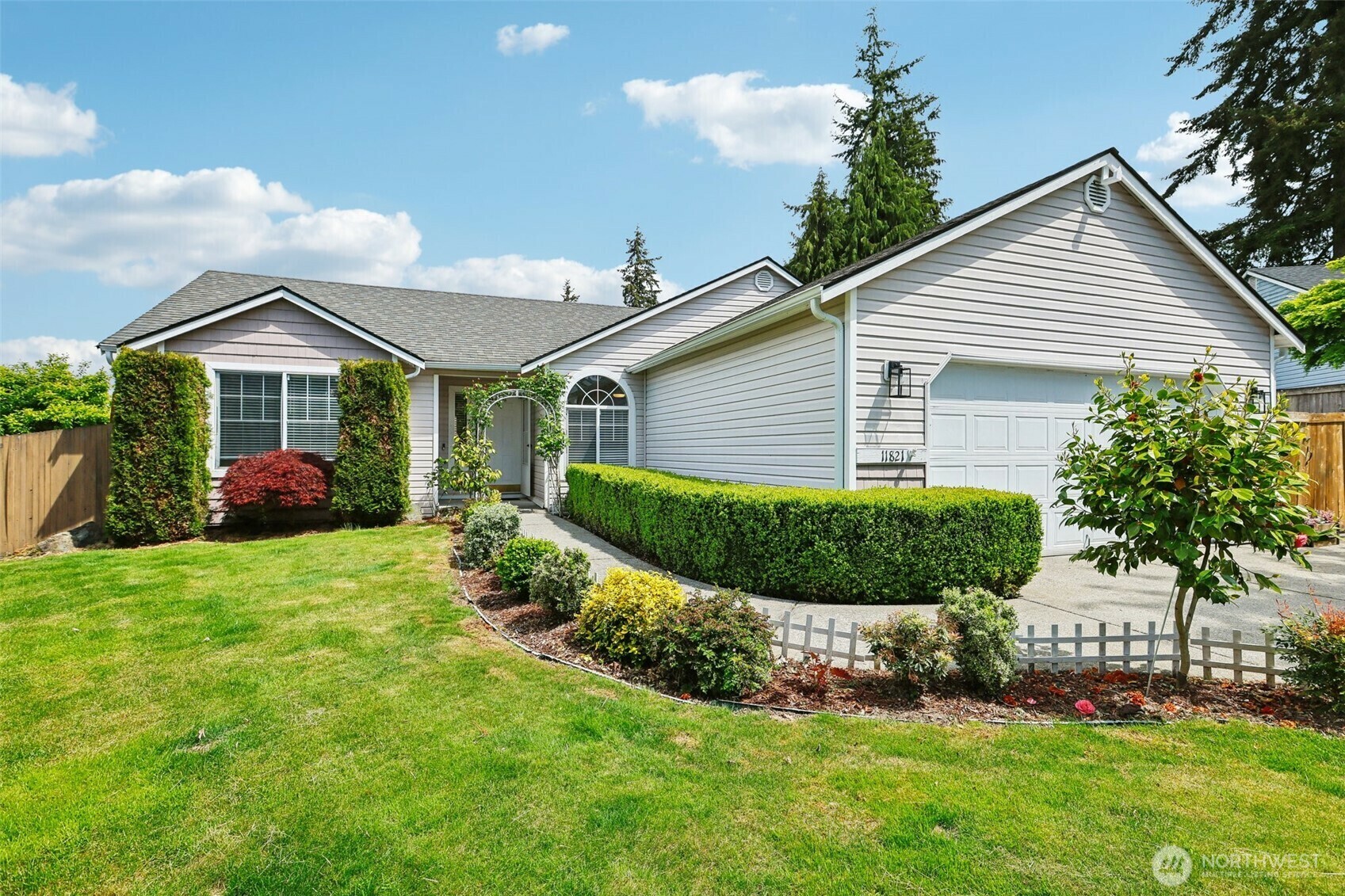 Property Photo: 11821 52nd Avenue SE WA 98208