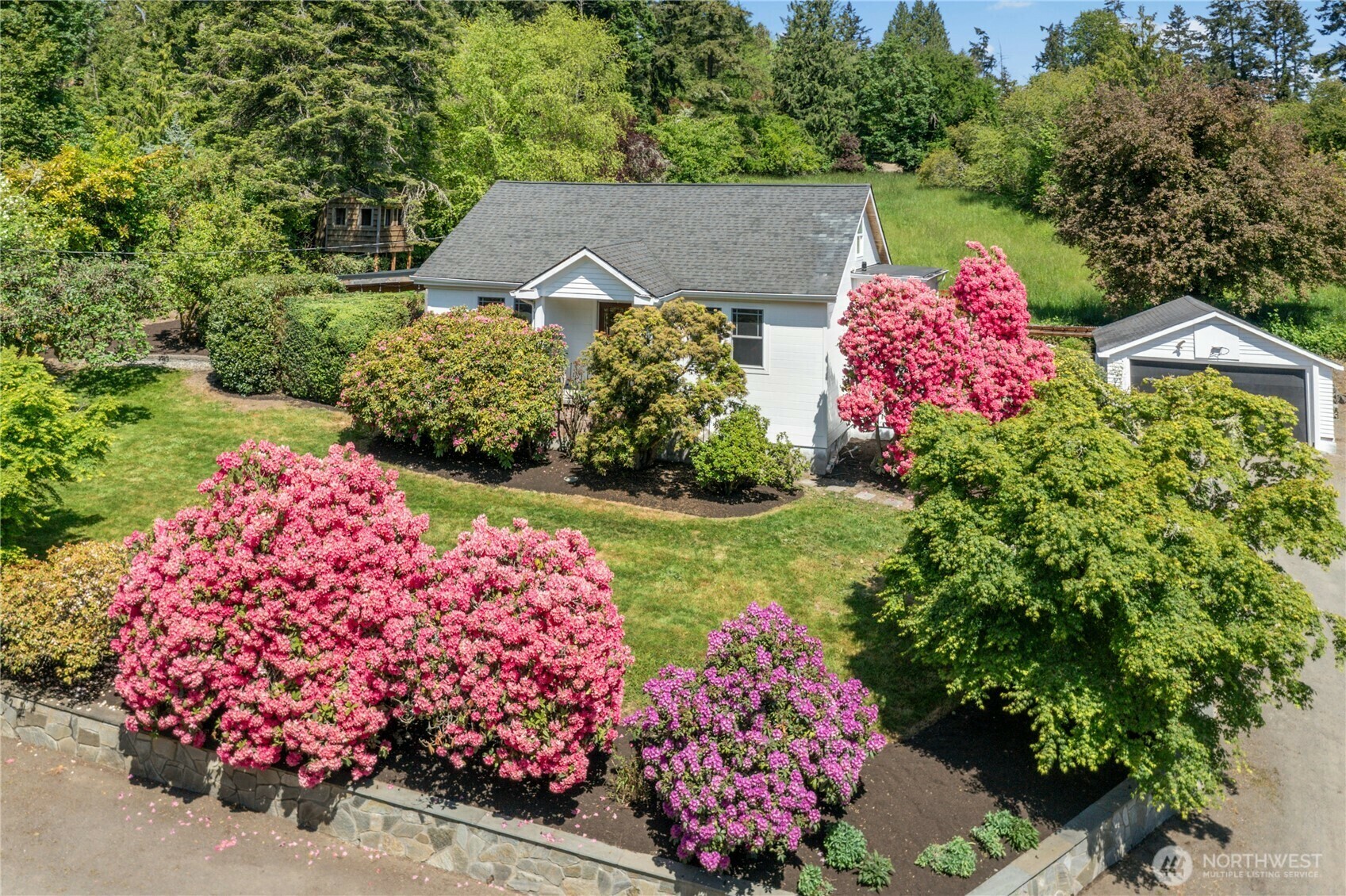 Property Photo: 9850 Pine Street NE WA 98110