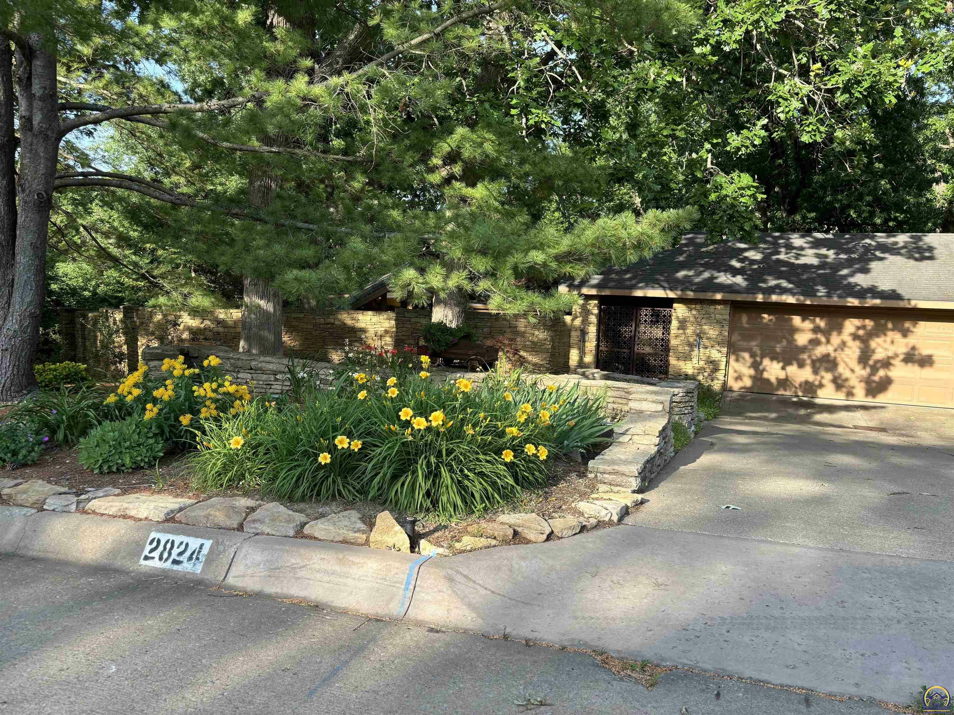 2824 SW Macvicar Ave  Topeka KS 66611 photo