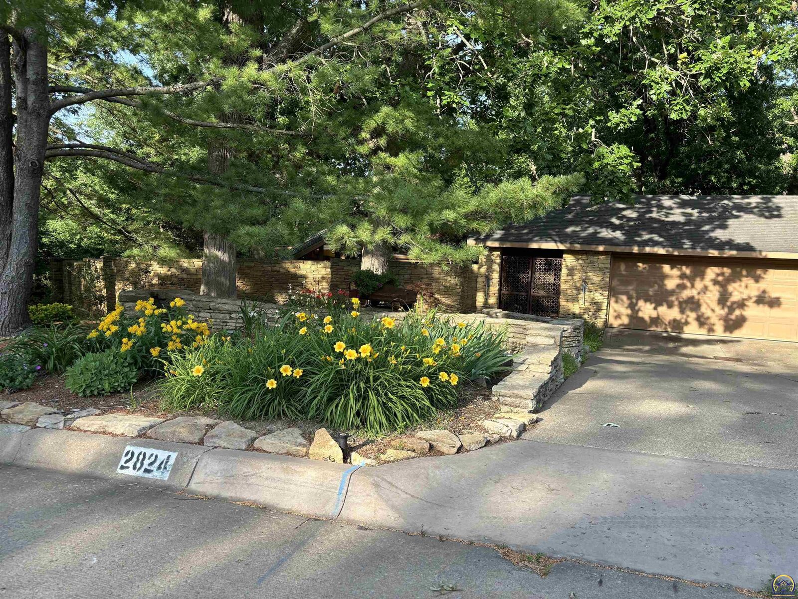 Property Photo:  2824 SW Macvicar Ave  KS 66611 