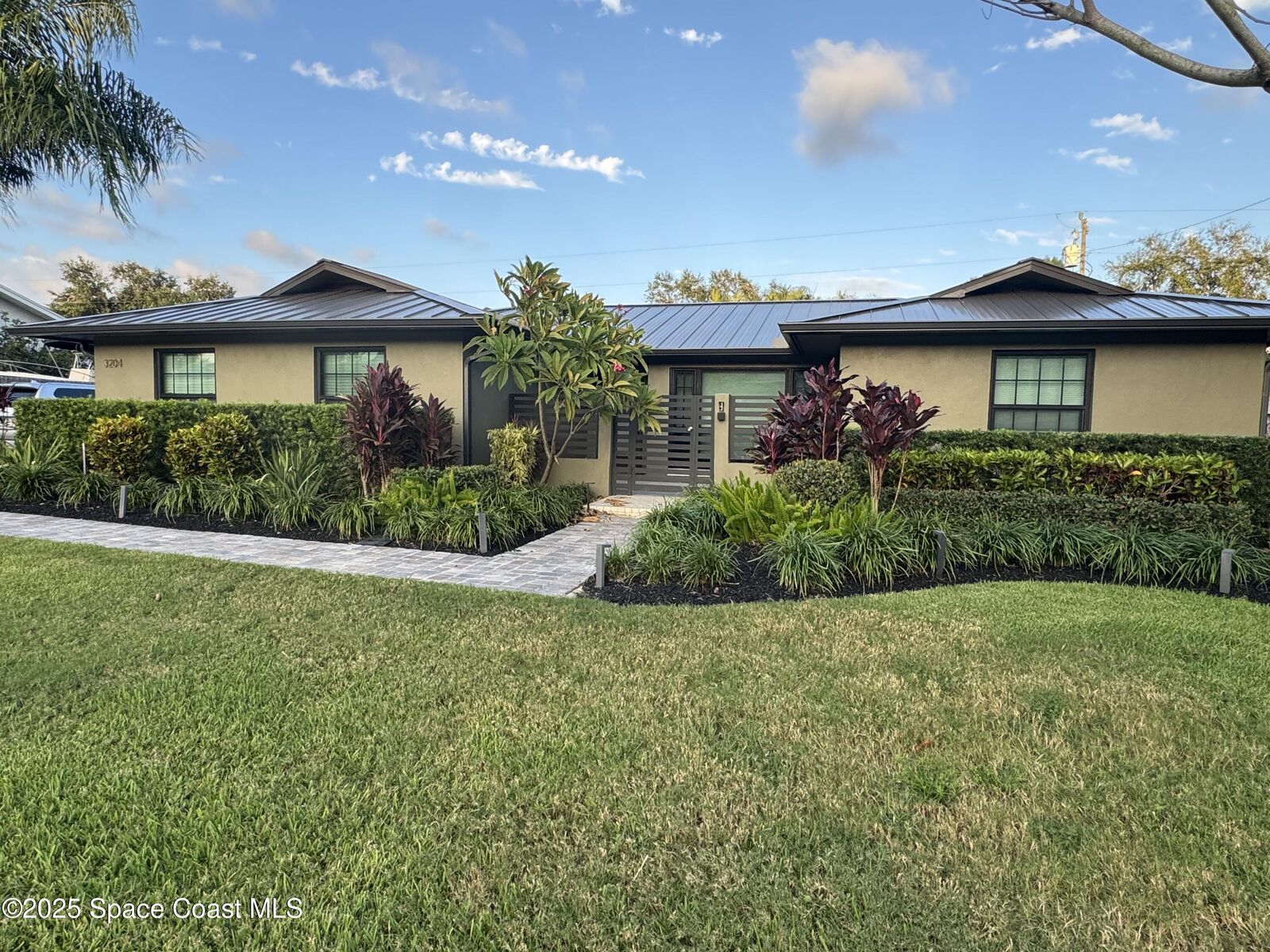 Property Photo:  3204 Nottingham Lane  FL 32926 