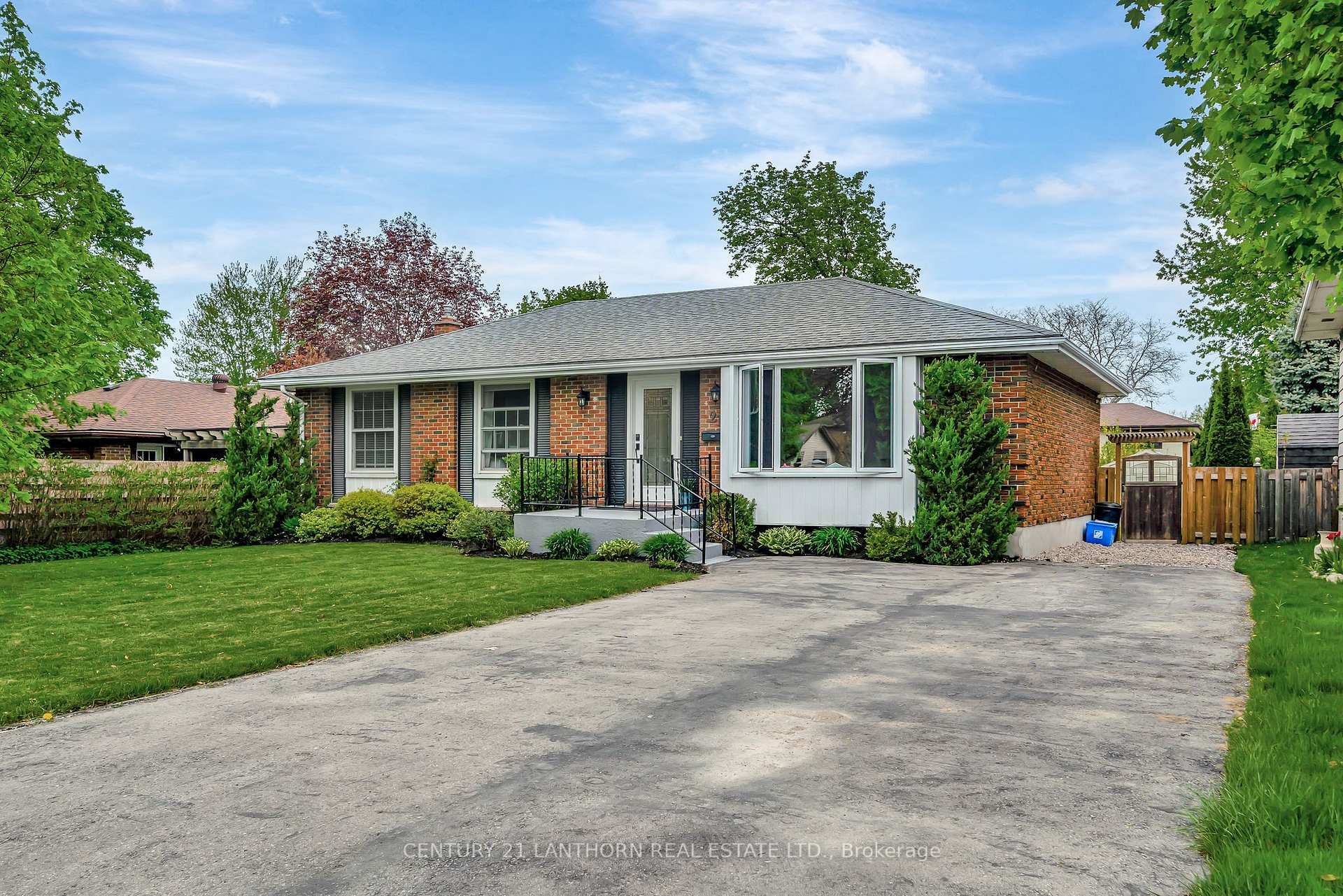 Property Photo: 21 Glenarden Crescent ON K8P 2B9