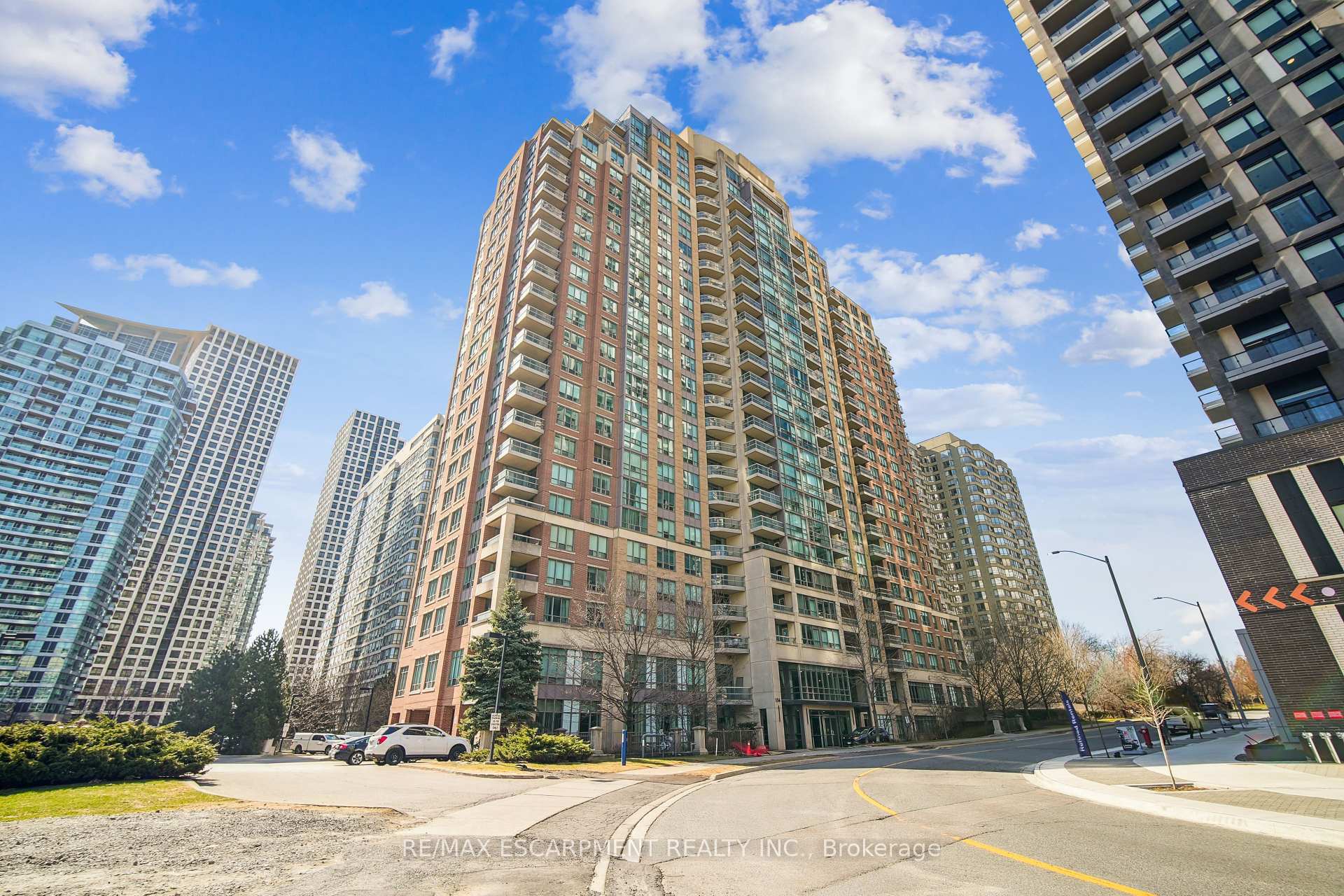 Property Photo: 156 Enfield Place 1712 ON L5B 4L8