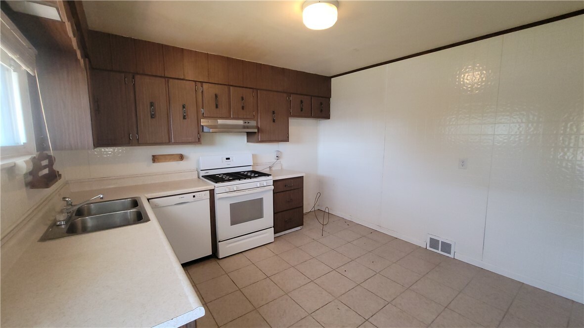 Property Photo: 905 2nd St PA 15317