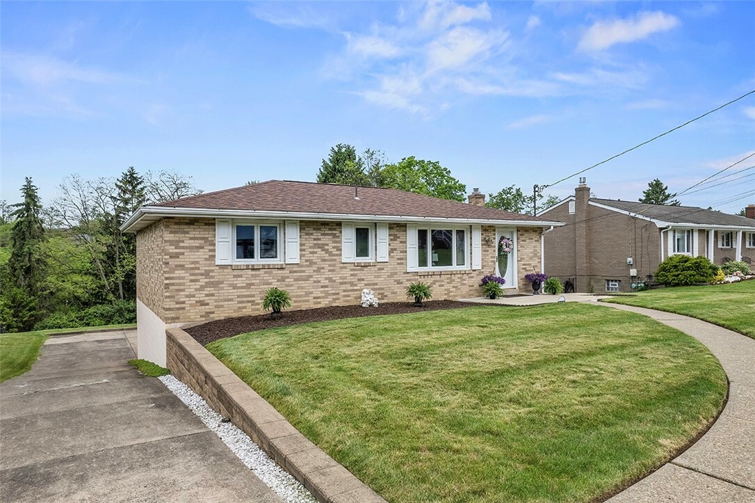 Property Photo: 136 Mallard Dr PA 15136