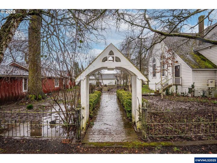 Property Photo:  30045 Highway 99E  OR 97377