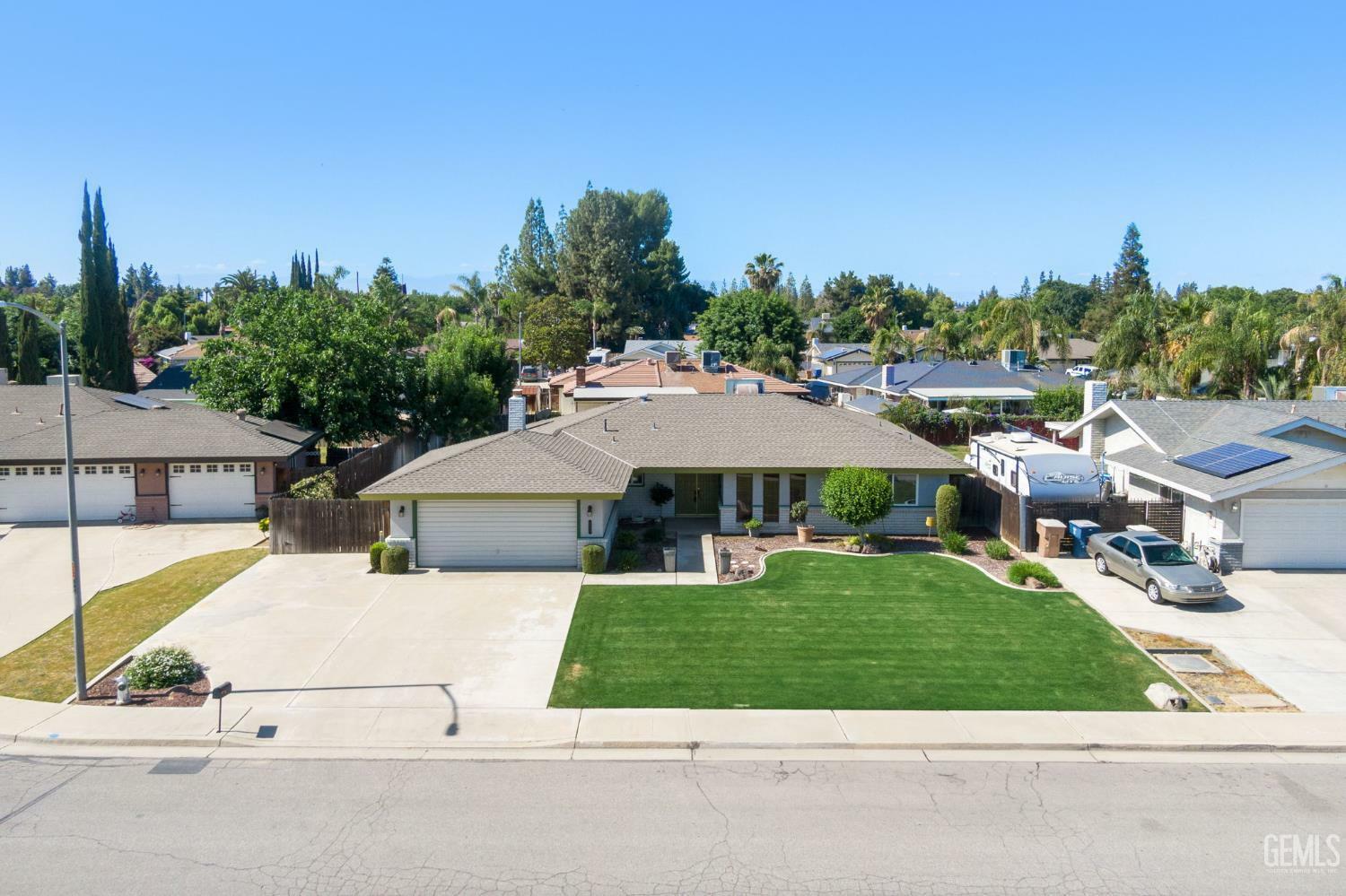 Property Photo: 6909 Retriever Court CA 93309