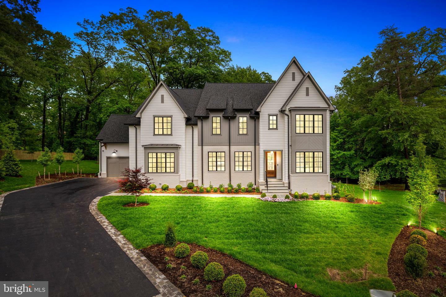 Property Photo: 2107 Elliott Avenue VA 22101
