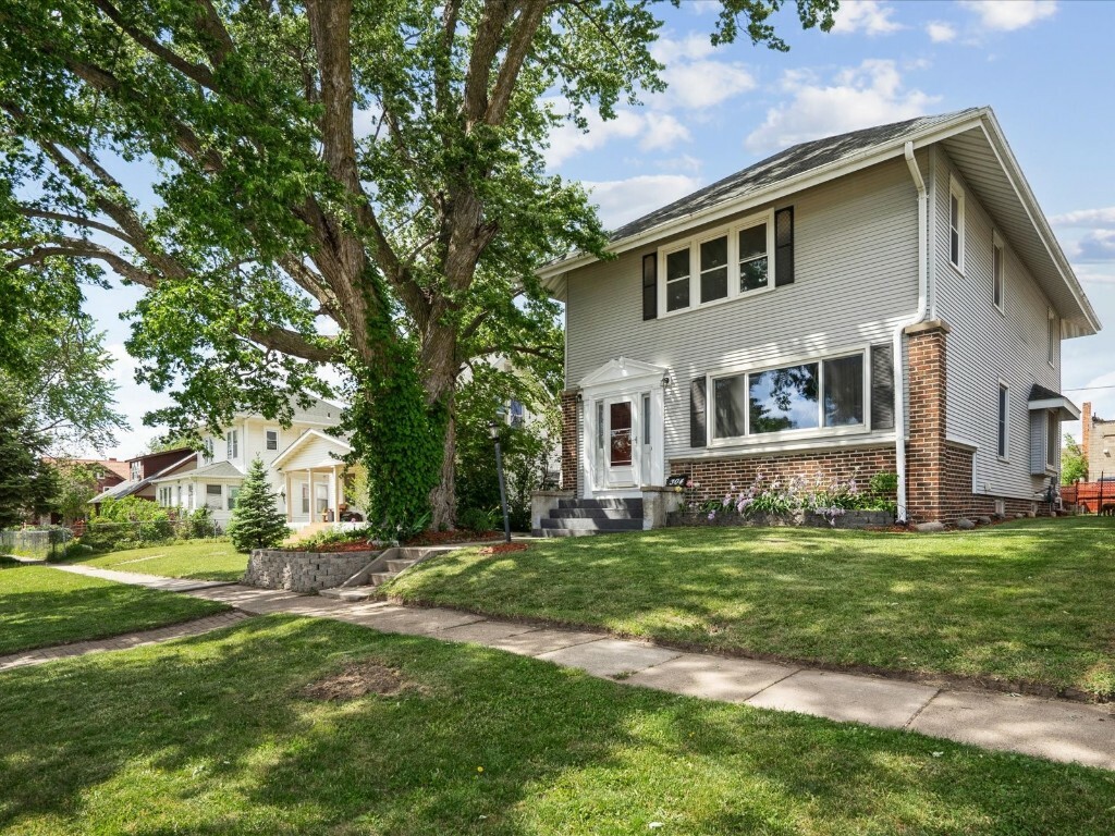 Property Photo: 304 South St IA 52345
