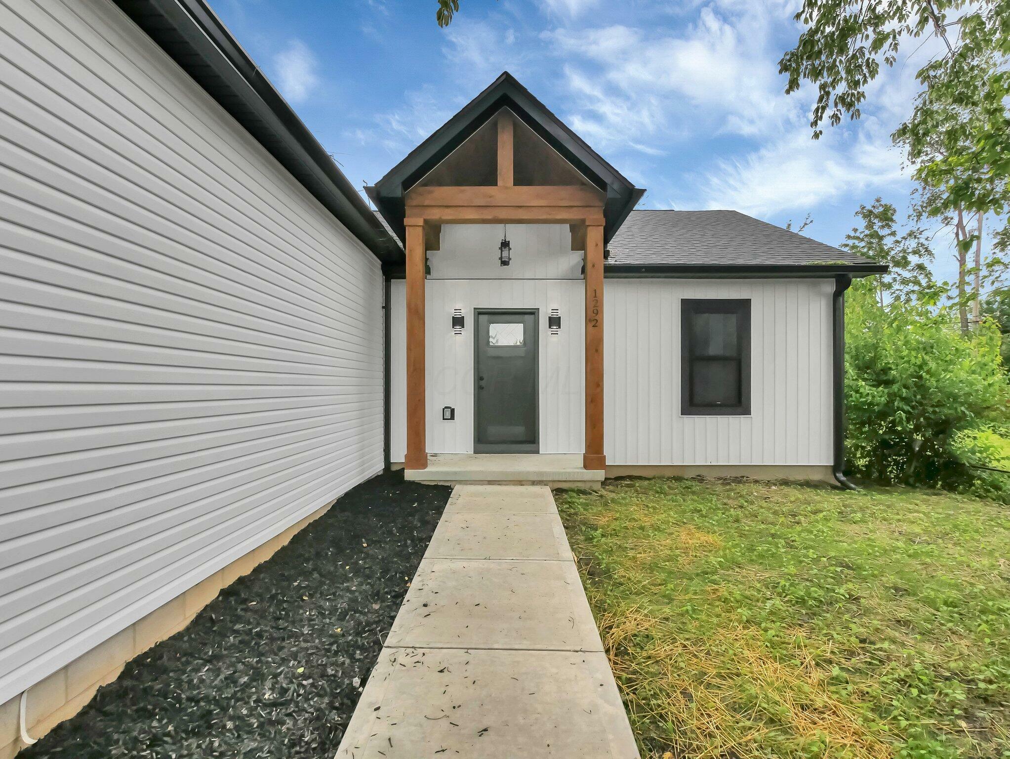 Property Photo: 1292 Moundview Avenue OH 43207