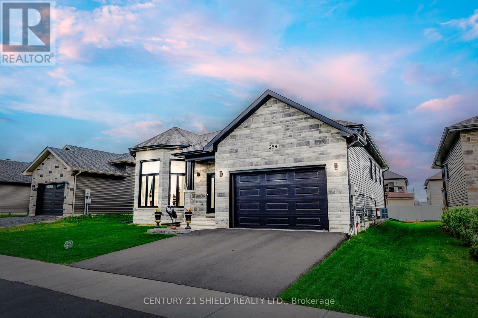 Photo de la propriété: 256 Gillis Avenue ON K6H 7N2