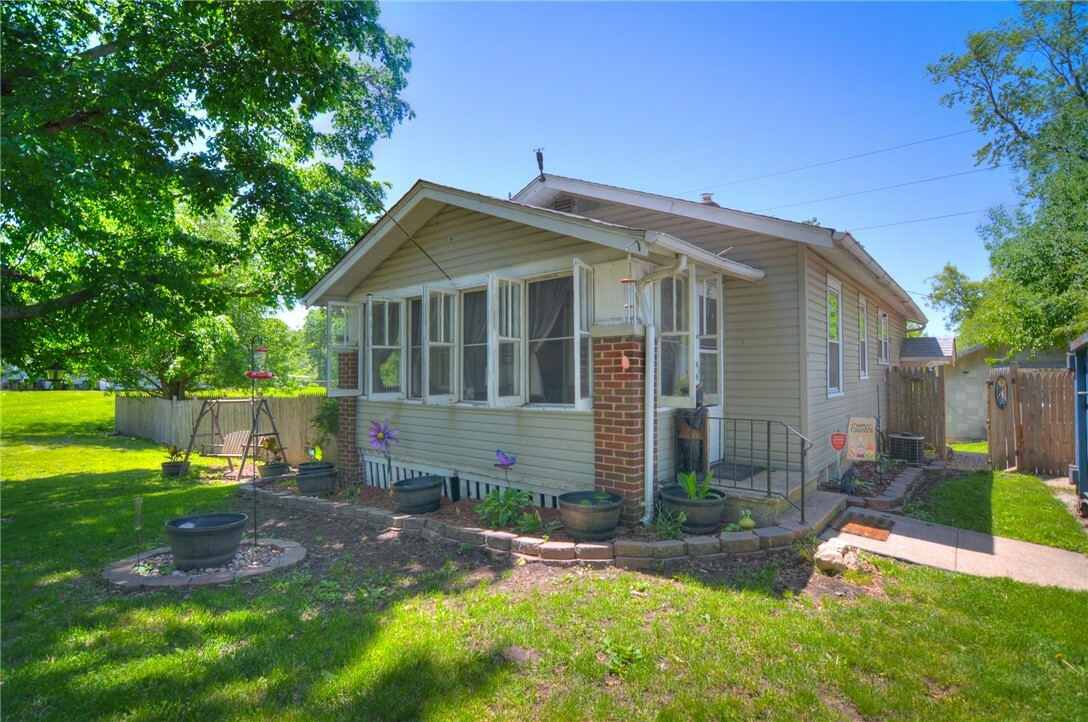 Property Photo: 805 N 33rd Street IL 62521
