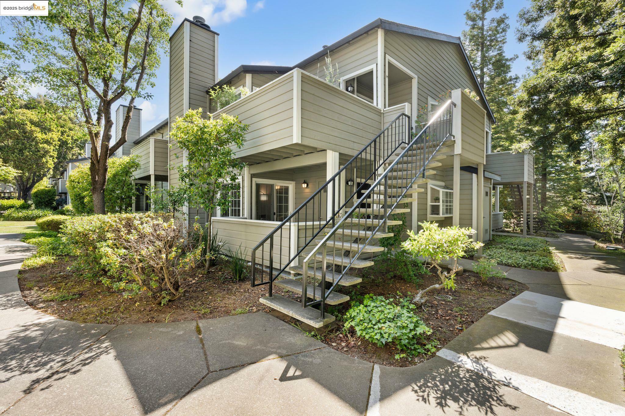 Property Photo: 520 Canyon Oaks D CA 94605