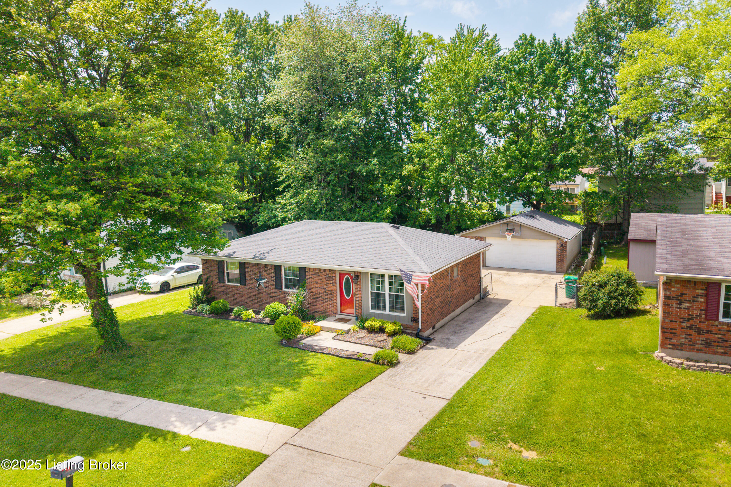 Property Photo: 8210 Sandidge Dr KY 40228