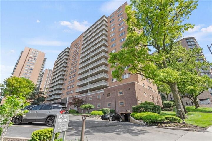 310 W 49th Street 407  Kansas City MO 64112 photo