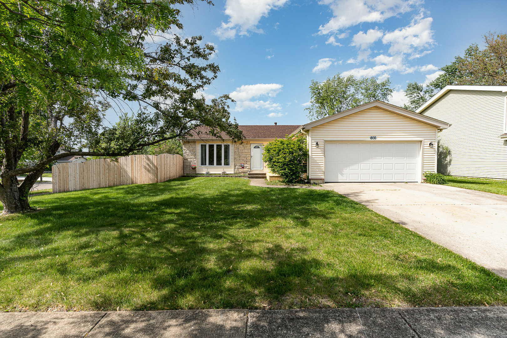 Property Photo: 600 Cochise Circle IL 60440