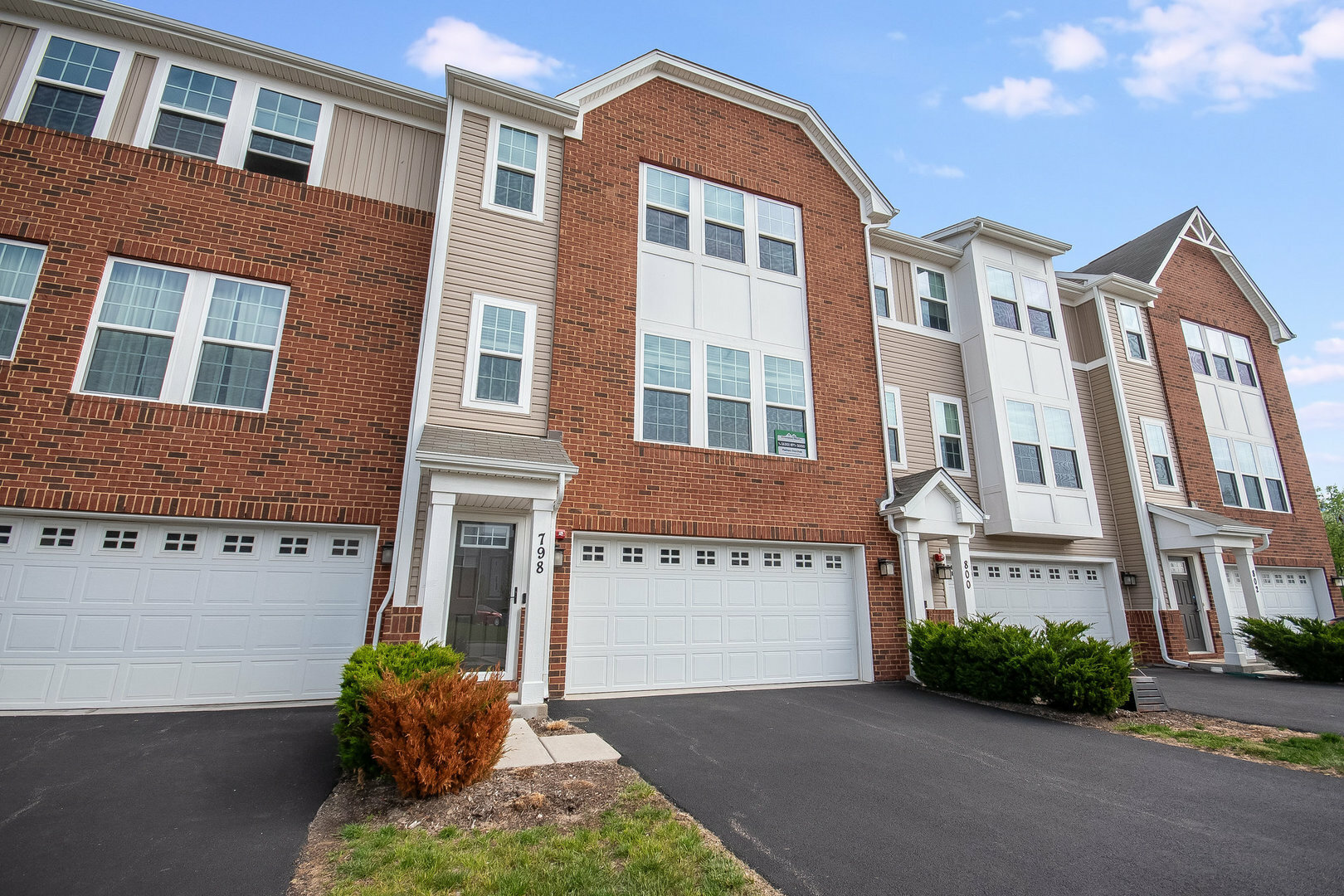 Property Photo: 798 Weller Drive IL 60016