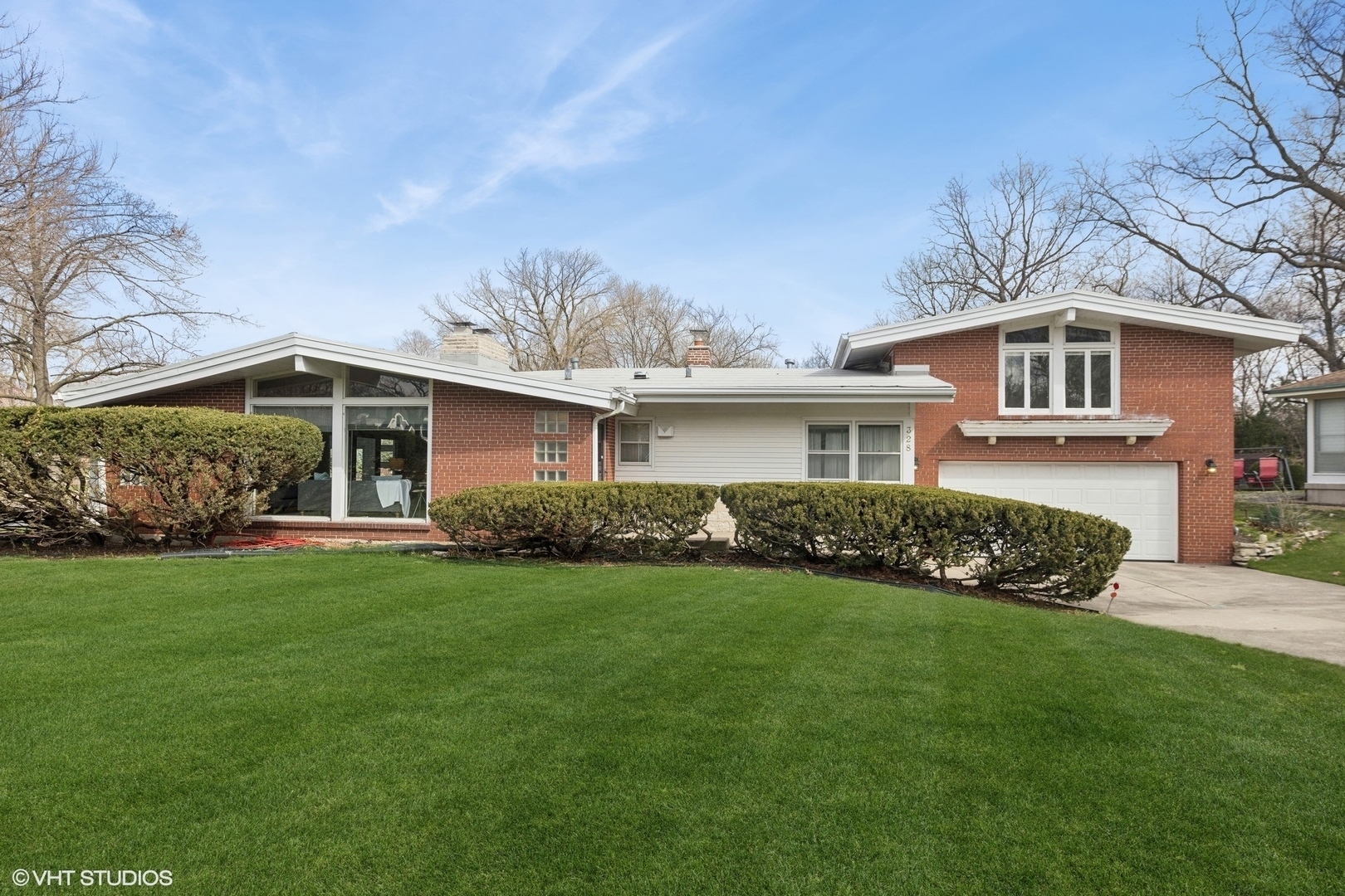 Property Photo:  328 Walnut Lane  IL 60523 