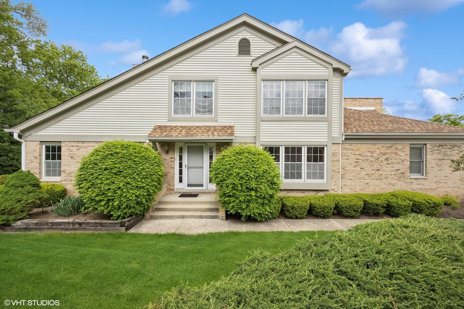 Property Photo: 1924 W Ashbury Lane IL 60067